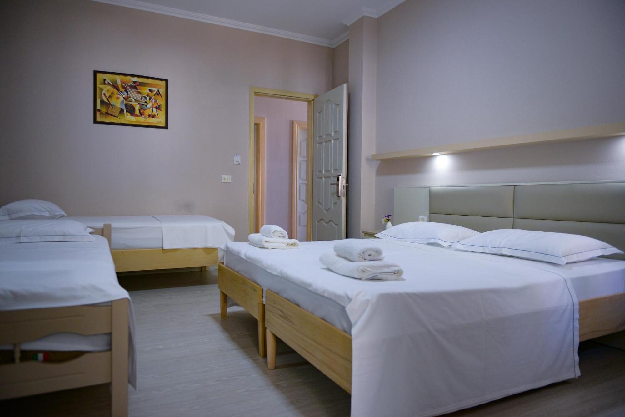 Hotel Andi Драч Екстериор снимка