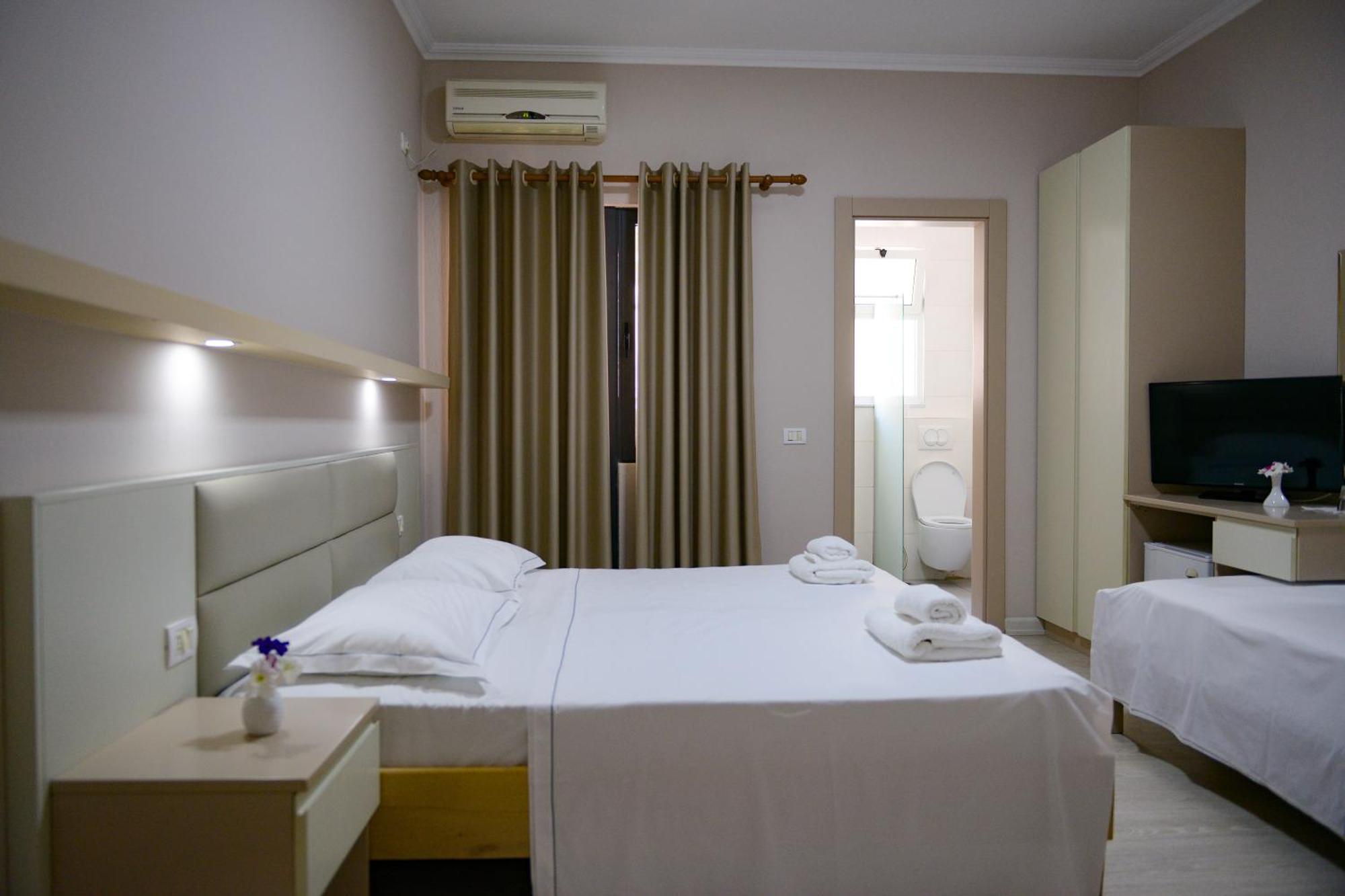 Hotel Andi Драч Екстериор снимка
