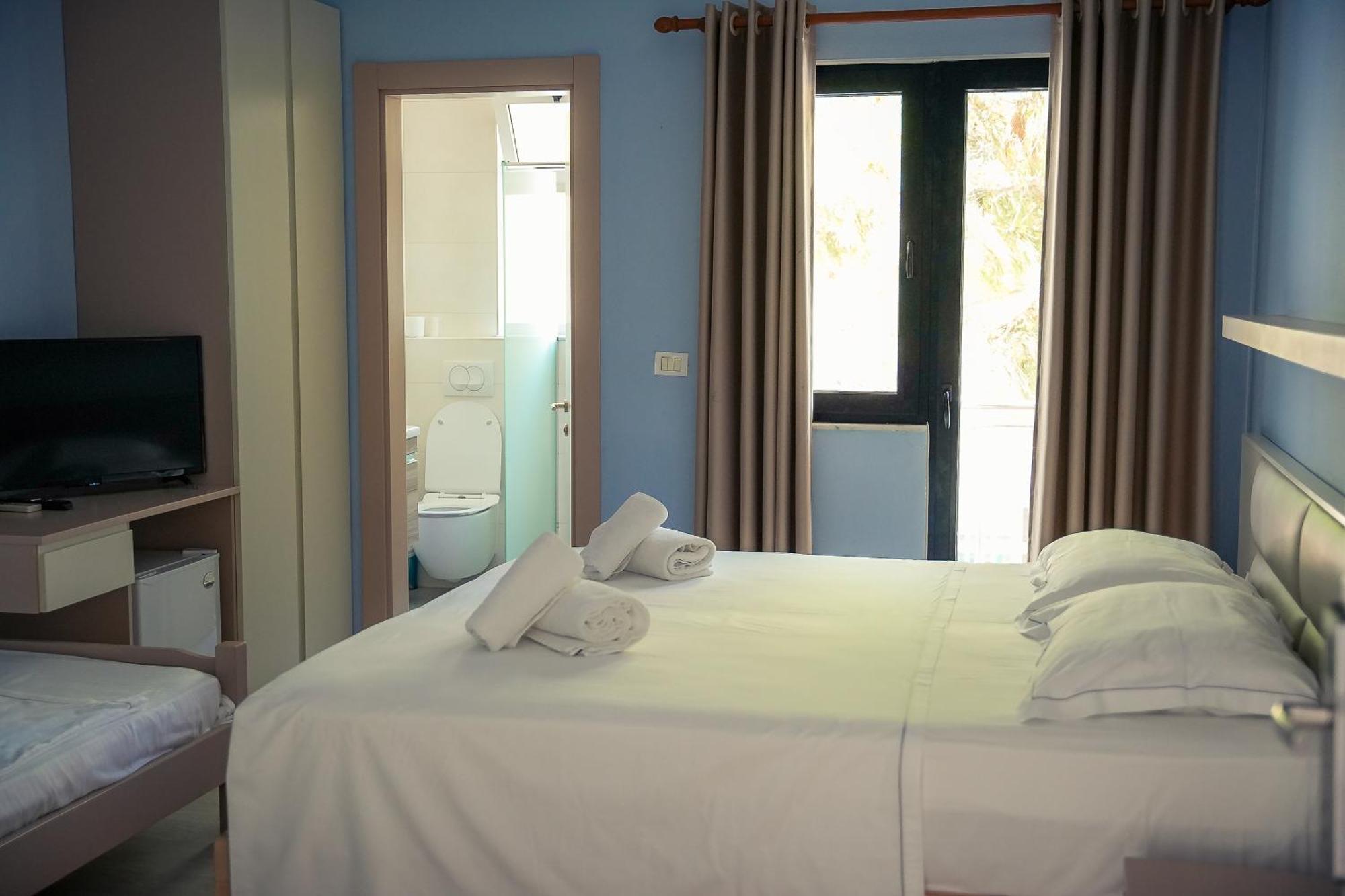 Hotel Andi Драч Екстериор снимка