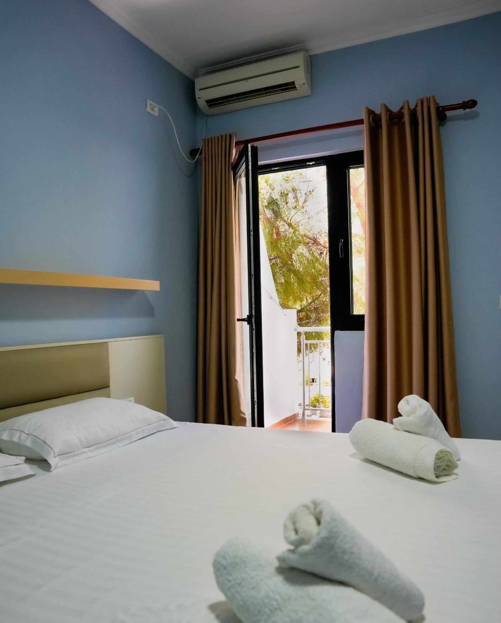 Hotel Andi Драч Екстериор снимка