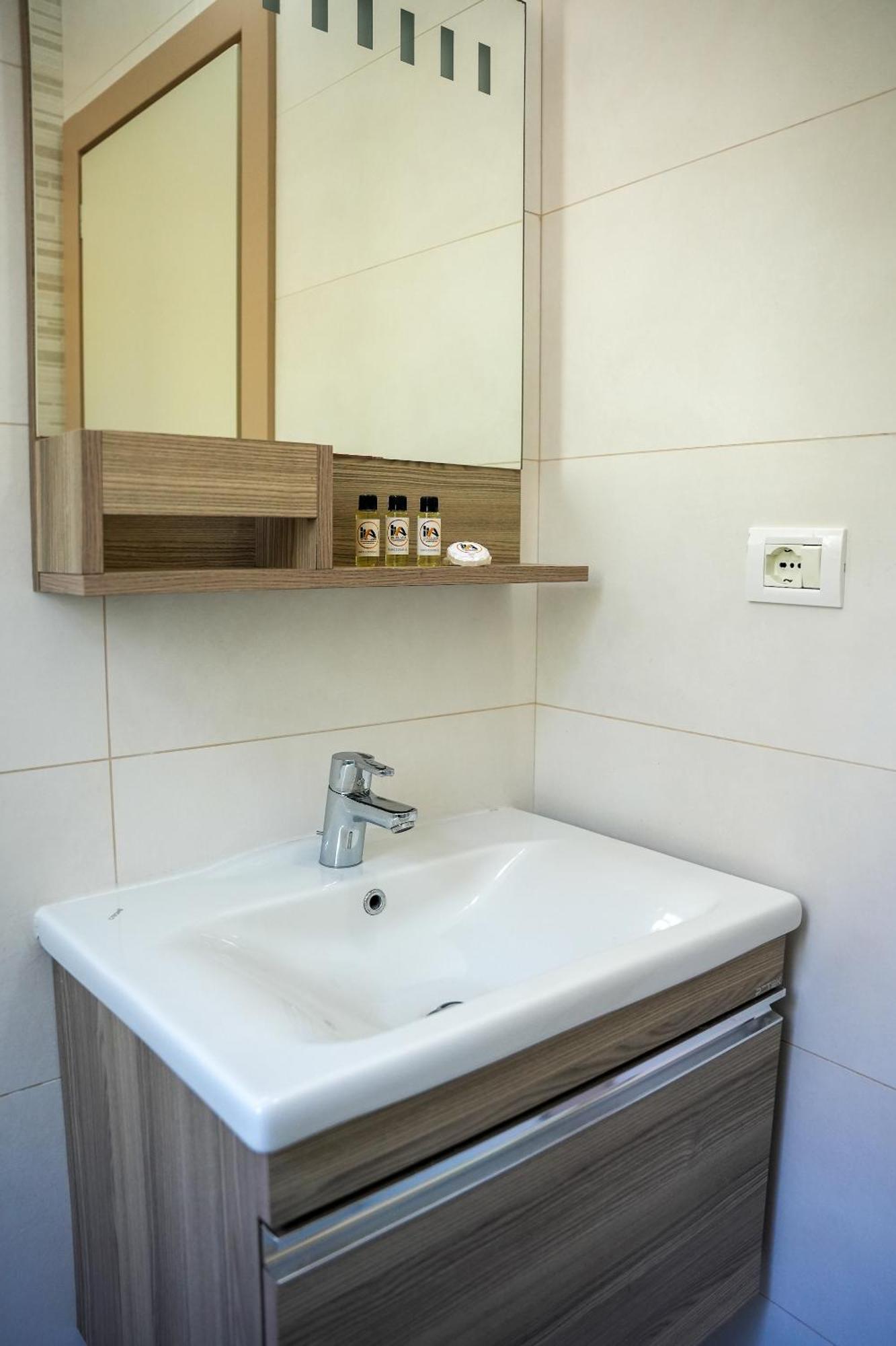 Hotel Andi Драч Екстериор снимка