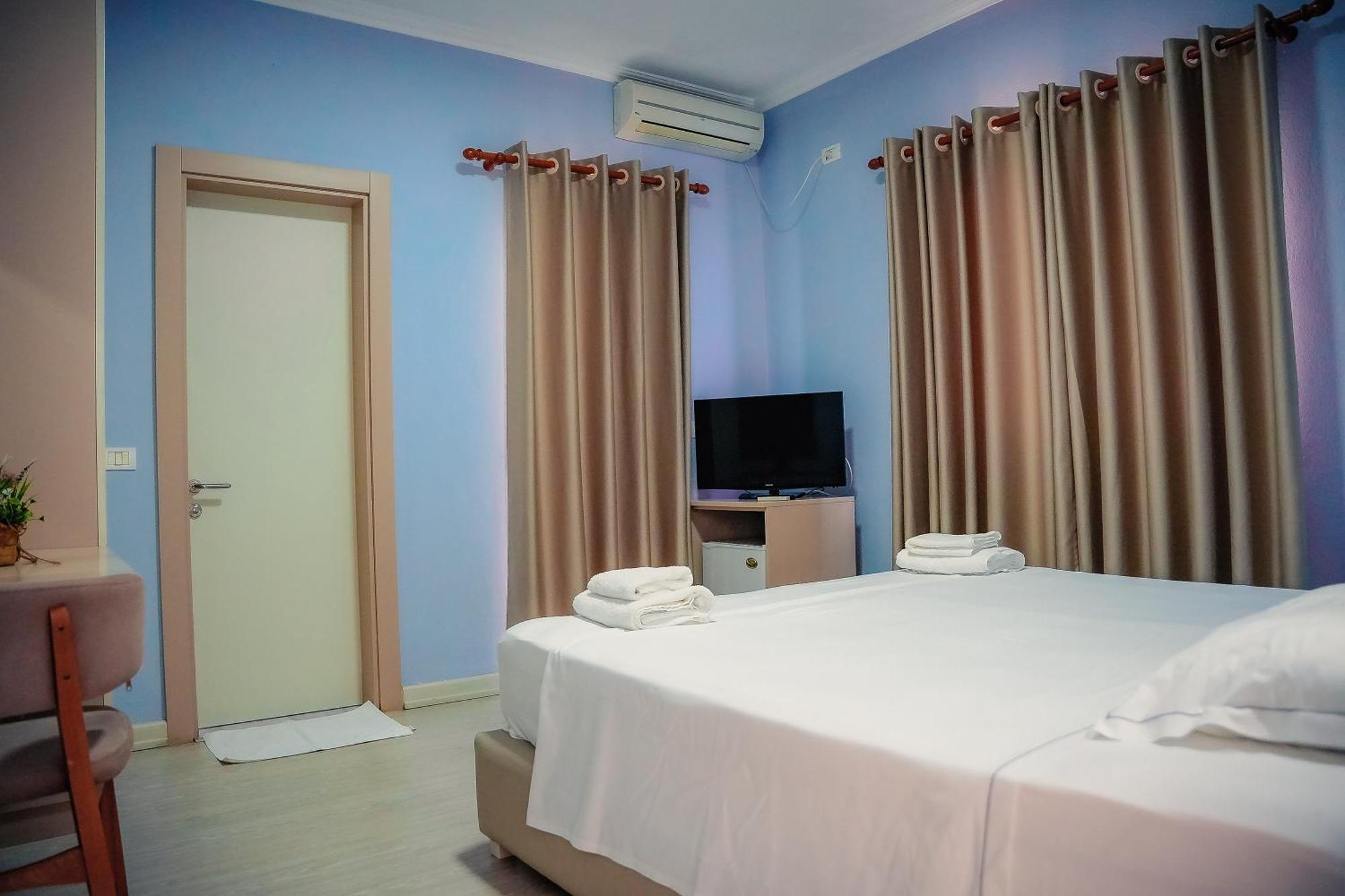 Hotel Andi Драч Екстериор снимка