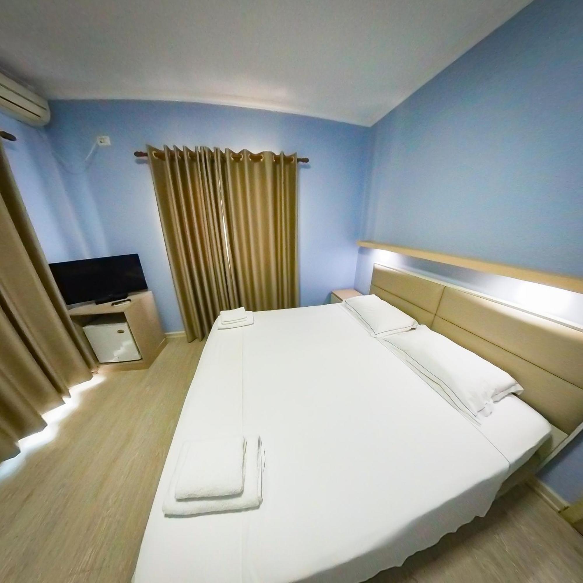 Hotel Andi Драч Екстериор снимка
